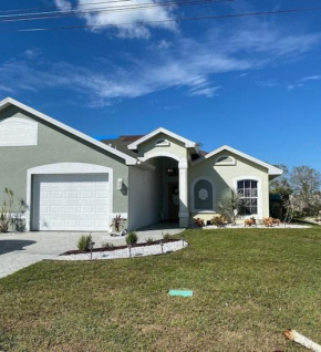Beautiful Saltwater Front Home with a Pool